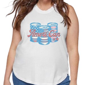 Puede incluir: Camiseta sin mangas blanca con un gráfico de tres latas azules con detalles rojos y blancos. El texto "Ameri Can" está escrito en cursiva sobre las latas. La camiseta está hecha de un material suave.