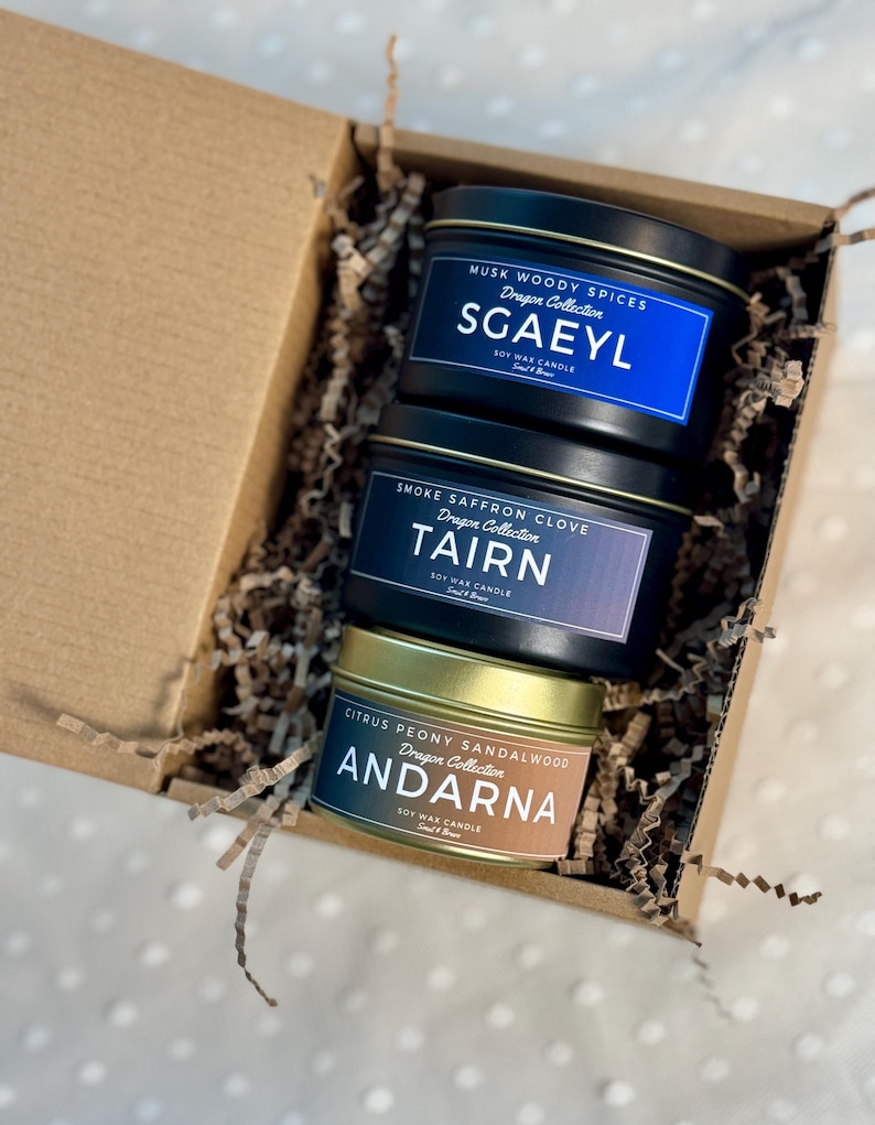 Puede incluir: Tres velas de cera de soja en una caja de regalo. Las velas est&aacute;n etiquetadas como "Sgaeyl", "Tairn" y "Andarna". Cada vela tiene un aroma y un color diferentes.