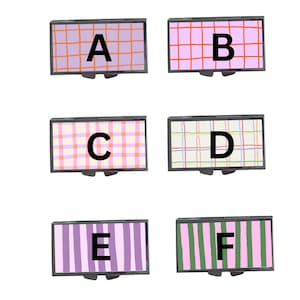Op de afbeelding: Zes kleine, rechthoekige dozen met patronen, elk met een ander ontwerp. De patronen omvatten rasters, strepen en ruiten in verschillende kleuren zoals roze, oranje, groen en paars. Elke doos heeft een letter van A tot F.