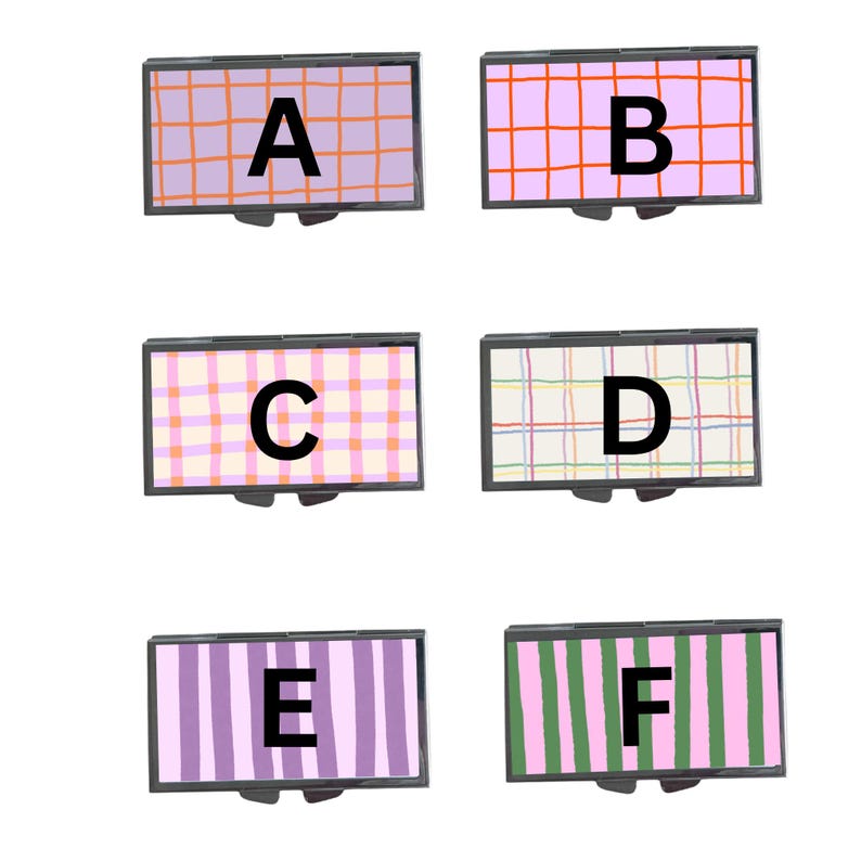 Op de afbeelding: Zes kleine, rechthoekige dozen met patronen, elk met een ander ontwerp. De patronen omvatten rasters, strepen en ruiten in verschillende kleuren zoals roze, oranje, groen en paars. Elke doos heeft een letter van A tot F.
