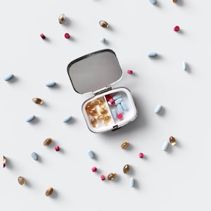 Pastillero personalizado: Pastillero a rayas, pastillero personalizado para la resaca, pastillero personalizado para medicamentos y vitaminas, pastillero bonito imagen 5