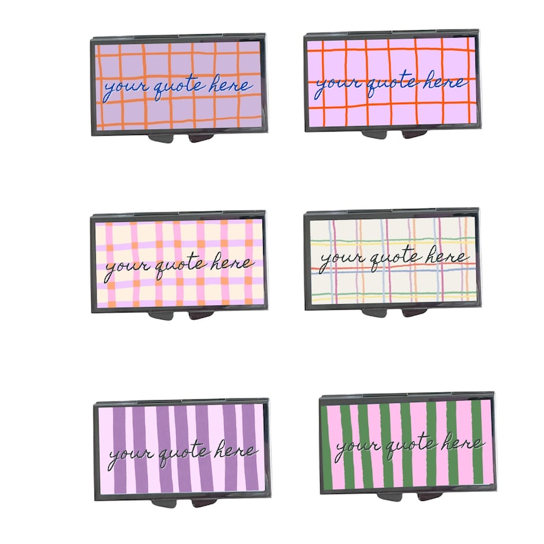 Op de afbeelding: Set van zes decoratieve rechthoekige dozen met verschillende ruit- en streepmotieven in roze, paars, groen en oranje. Elke doos heeft de tekst "your quote here" in cursief.
