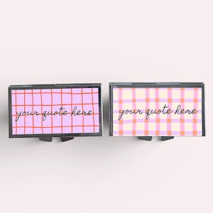 Op de afbeelding: Twee rechthoekige metalen pillendoosjes. E&eacute;n heeft een roze rasterpatroon met oranje lijnen en de tekst "your quote here". De andere heeft een pastelkleurig ruitpatroon met dezelfde tekst.