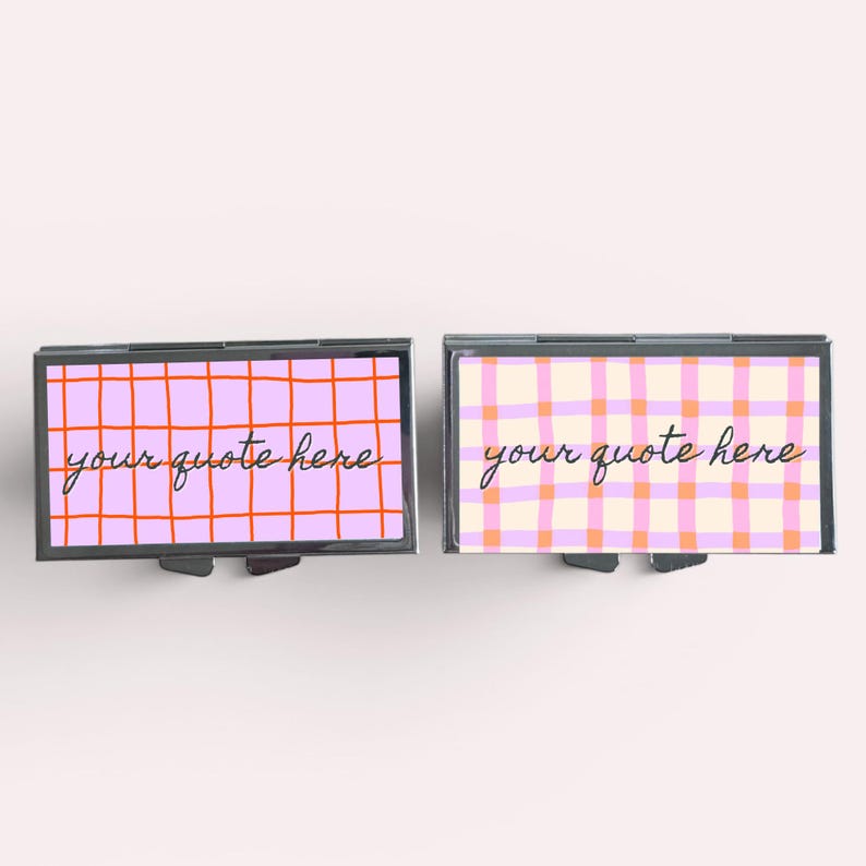 Op de afbeelding: Twee rechthoekige metalen pillendoosjes. E&eacute;n heeft een roze rasterpatroon met oranje lijnen en de tekst "your quote here". De andere heeft een pastelkleurig ruitpatroon met dezelfde tekst.