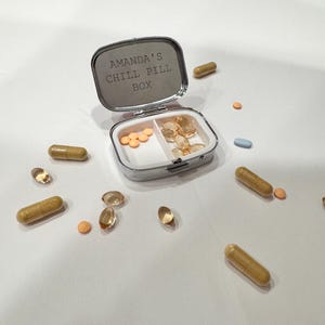 Benutzerdefinierte Pillendose mit Gravur: Fischdose Medikament Box Sardinen Liebhaber Trendy Sardine Geschenk Vitamin Container Benutzerdefinierte Pillendose Bild 7