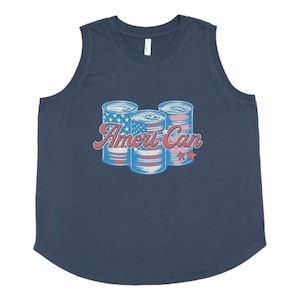 Puede incluir: Camiseta sin mangas azul marino con un gráfico de tres latas estilizadas en rojo, blanco y azul, con el texto "Ameri Can". El diseño evoca un tema patriótico.