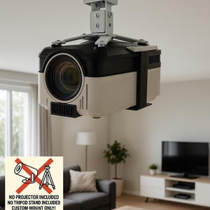 Könnte beinhalten: Eine weiß-schwarze Deckenhalterung für Projektoren, die an einem Projektor befestigt ist. Das Gerät verfügt über eine quadratische Grundplatte, einen vertikalen Stützarm und ein Halterungssystem. Ein Text besagt: NO PROJECTOR INCLUDED, NO TRIPOD STAND INCLUDED, CUSTOM MOUNT ONLY!