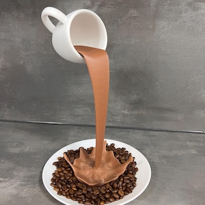 Peut inclure: Une tasse à café en céramique blanche versant un liquide brun dans une soucoupe blanche remplie de grains de café.