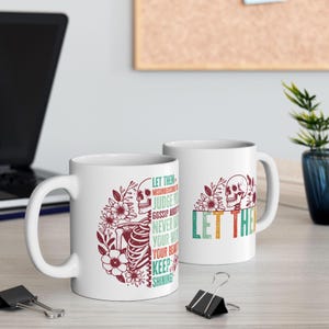 Taza de cerámica colorida &quot;Déjalos entender&quot; / Taza de café inspiradora / Taza &quot;Déjalos entender&quot; / Diseño bohemio de esqueleto empoderado / 11 oz y 15 oz
