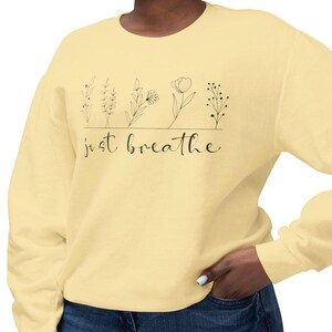 Atmen Sie einfach Wildblumen Leichtes Rundhals-Sweatshirt | Inspirierender Boho Pullover, Positives umweltfreundliches Kleidungsstück, Unisex Top