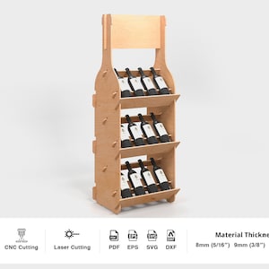Può includere: Un espositore per bottiglie di vino in legno con tre ripiani. L'espositore è realizzato in compensato e ha un design semplice. Può contenere fino a 12 bottiglie di vino. L'espositore è disponibile in tre diversi spessori: 8 mm (5/16"), 9 mm (3/8") e 15 mm (5/8").