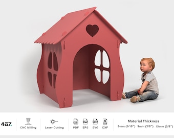 Può includere: Una casetta di legno rossa con una finestra a forma di cuore e una finestra quadrata più piccola. La casetta di gioco è progettata per i bambini e ha un ingresso arrotondato. Un bambino piccolo è seduto sul pavimento guardando la casetta di gioco.