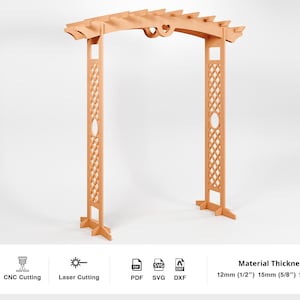 Op de afbeelding: Een lichtbruine houten pergola met een traliewerk aan de zijkanten en een lattenbodem. De pergola heeft een hartvormig detail. Materiaaldikte: 12 mm, 15 mm en 18 mm.