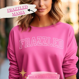 Sudadera de carta atlética agotada cansado sentimientos frustrados venta viral camisa humor divertido rosa DTG Gildan humor mamá mamá regalo presente