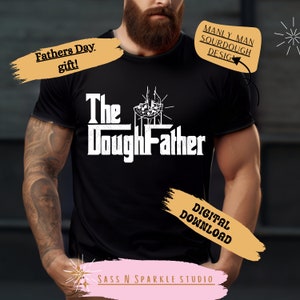 Puede incluir: Una camiseta negra con un gráfico blanco que dice "The Dough Father" con una imagen de una bola de masa de pizza en una pala de pizza. El texto "Descarga digital" está sobre un fondo amarillo y el texto "SASS N SPARKLE STUDIO" está sobre un fondo rosa.