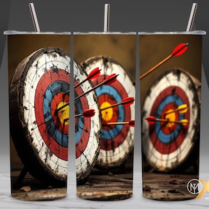 Könnte beinhalten: Drei Edelstahlbecher mit einem Design aus roten und blauen Bogenschießscheiben, in die Pfeile gesteckt sind. Die Scheiben sind so gestaltet, dass sie wie Holz aussehen.