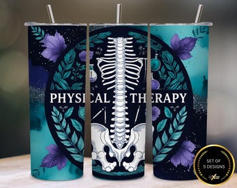 Könnte beinhalten: Ein Set aus drei 590 ml isolierten Bechern mit einem Design zum Thema Physiotherapie. Das Design zeigt eine menschliche Wirbelsäule, botanische Elemente und die Worte "PHYSICAL THERAPY". Die Becher haben einen teal- und marineblauen Hintergrund.