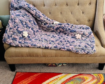 Envuélvete en pura suavidad con esta manta de chenilla de punto grueso hecha a mano. Esta manta extragrande de 152 x 190 cm es suave, acogedora y perfecta.