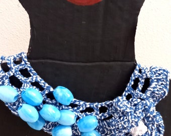 Conception de collier fait main avec fleur au crochet et perles d'olive bleues, collier au crochet, collier unique, collier au crochet, collier bleu au crochet,