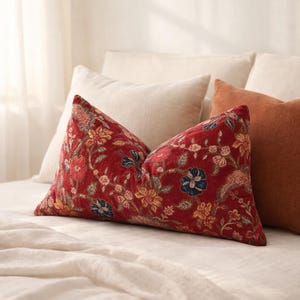 Crimson blommigt sammet kuddefodral för ländryggen 50 x 30 cm | Elegant soffkudde, lyxig heminredning