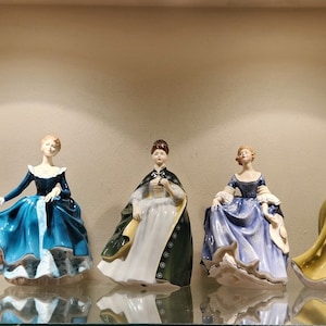 Royal Doulton - Beautiful group of ladies figurines, Excellent Condition, Vintage Bone China - Group D