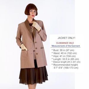 Peut inclure: Une veste beige avec un col châle marron foncé et deux poches avant. Les mesures du vêtement sont : buste 97 cm, taille 102 cm, hanches 104 cm, longueur 85 cm et longueur de manche 61 cm. La taille recommandée est de 168 à 173 cm.