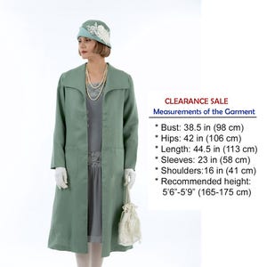 Puede incluir: Un atuendo de estilo vintage con un abrigo largo verde salvia con bolsillos, usado sobre un vestido gris. El conjunto incluye un sombrero a juego con detalles florales, guantes y un collar de cuentas. El texto de la imagen dice "CLEARANCE SALE".