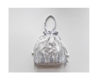 Bracelet à cordon inspiré des années 1920 en satin argenté et dentelle grise, sac de fête à rabat, sac à main à cordon en dentelle, sac de fête Great Gatsby, sac des années 20