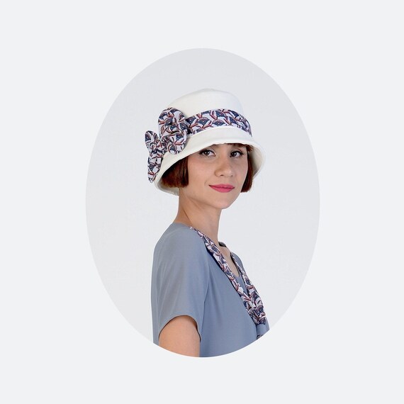 Cute Cloche Hat in Off-white Cotton and Floral Print in Red  display picture 3
