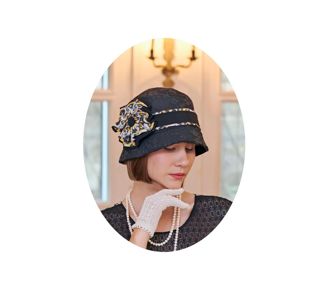 Black Cloche Hat With Lace and Art Deco Fabric Bow, 1920s  display picture 1
