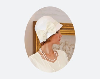 Cappello cloche degli anni '20 con cotone bianco sporco e chiffon color crema, cappello Downton Abbey, cappello da tè alto, cappello flapper, cappello cloche estivo, cappello Great Gatsby