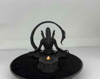 Xenomorph meditierend mit beleuchtetem Altar