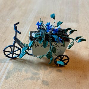 1:12スケールのドールハウス、青とラベンダーの花が飾られたフランスのフラワーカート/自転車