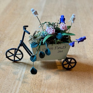 1:12 französischer Puppenhaus Blumenwagen mit lila, rosa und weißen Blumen