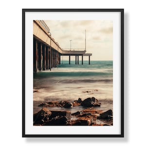 Muelle líder / Arte mural con olas tranquilas del mar y costa rocosa / Fotografía de paisaje de embarcadero costero / Póster decorativo de playa tranquila / Impresión de muelle oceánico