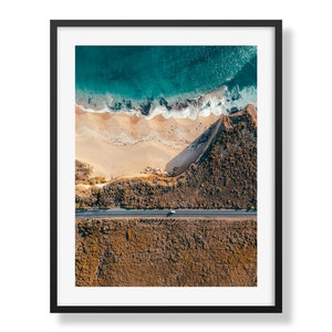 Impresión aérea de Great Ocean Drive / Arte mural de carretera costera y playa de arena / Fotografía de paisaje oceánico / Póster de decoración del hogar