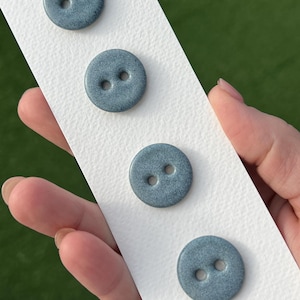 Blauwe keramische knopen voor het naaien van handgemaakte knopenset