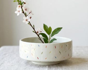 Jarrón Ikebana hecho a mano de porcelana, arreglo floral de cerámica, regalo floral para ella.
