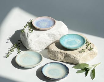 Bandeja de cerámica hecha a mano para anillos, joyas y pequeños objetos. Regalo para el Día de la Madre.