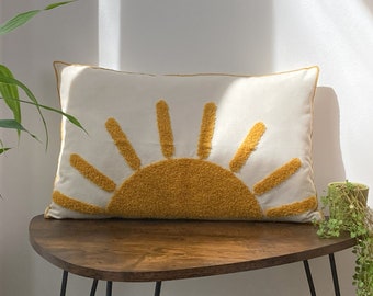 Housse de coussin brodée soleil | Cadeau déco printanier | Cadeau de pendaison de crémaillère | Décoration chaleureuse | Coussin de soleil jaune capitonné | Toile de coton | 30x50cm