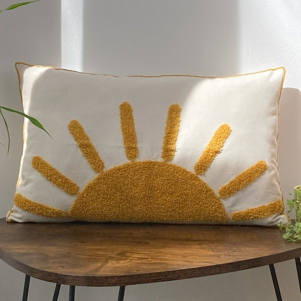 Housse de coussin brodée soleil | Cadeau déco printanier | Cadeau de pendaison de crémaillère | Décoration chaleureuse | Coussin de soleil jaune capitonné | Toile de coton | 30x50cm