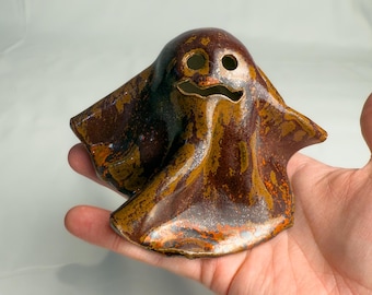 Handgjord keramisk spökfigur: Rustik Halloweendekoration, glödande skulptur