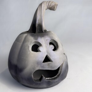 Calabaza de cerámica hecha a mano y cocida en horno de foso: funciona como farolillo, el regalo perfecto para Halloween. ¡Celebra la temporada de Halloween!