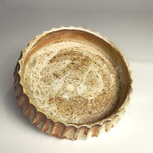 Plato decorativo estriado – Cuenco de cerámica artesanal cocido en horno de leña de 16,5 cm de ancho con borde tallado y festoneado.