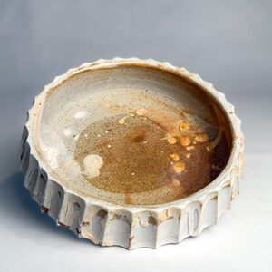 Plato decorativo estriado – Cuenco de cerámica artesanal cocido en horno de leña de 16,5 cm de ancho con borde tallado y festoneado.