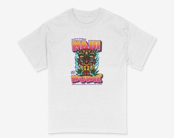 Könnte beinhalten: Weißes T-Shirt mit einer bunten Grafik eines Tiki-Kopfes mit dem Text "Maui Wowie" und "Sativa Hybrid 25% THC High End Euphoria Pineapple Flavor".