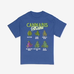 Könnte beinhalten: Ein königsblaues T-Shirt mit dem Text "Cannabis Strains" in grüner und weißer Schrift. Das Shirt zeigt Illustrationen verschiedener Cannabissorten, darunter OG Kush, Sour Diesel, Gorilla Glue, Blueberry Kush, Skywalker OG und Blue Dream.