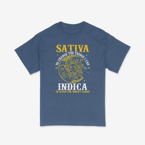 Puede incluir: Una camiseta azul con un gráfico de sol y luna amarillo y el texto "Sativa to change the things I can Indica to accept the things I cannot".