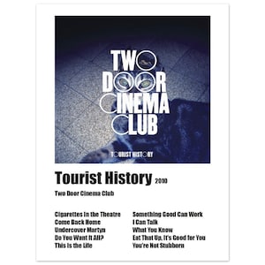 Puede incluir: Una portada de álbum en blanco y negro para el álbum "Tourist History" de Two Door Cinema Club. La portada del álbum presenta un gato con el nombre de la banda en blanco sobre un fondo negro.