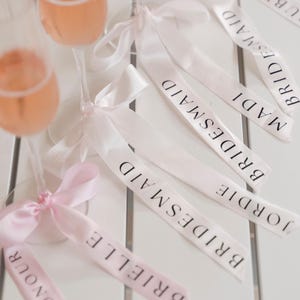 Personalisierte Band Namensschild | Brautparty Geschenke | Personalisiertes Namensschild für Hochzeiten, Parties & Events | Brautjungfern Geschenke |